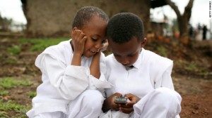 Des enfants africains, un téléphone portable à la main