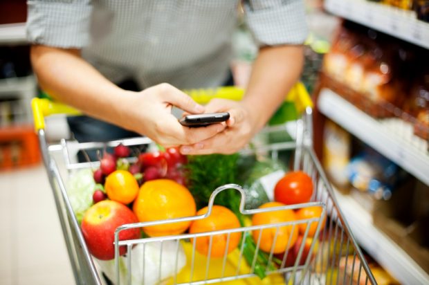 Usage du smartphone dans les rayons d'un supermarché