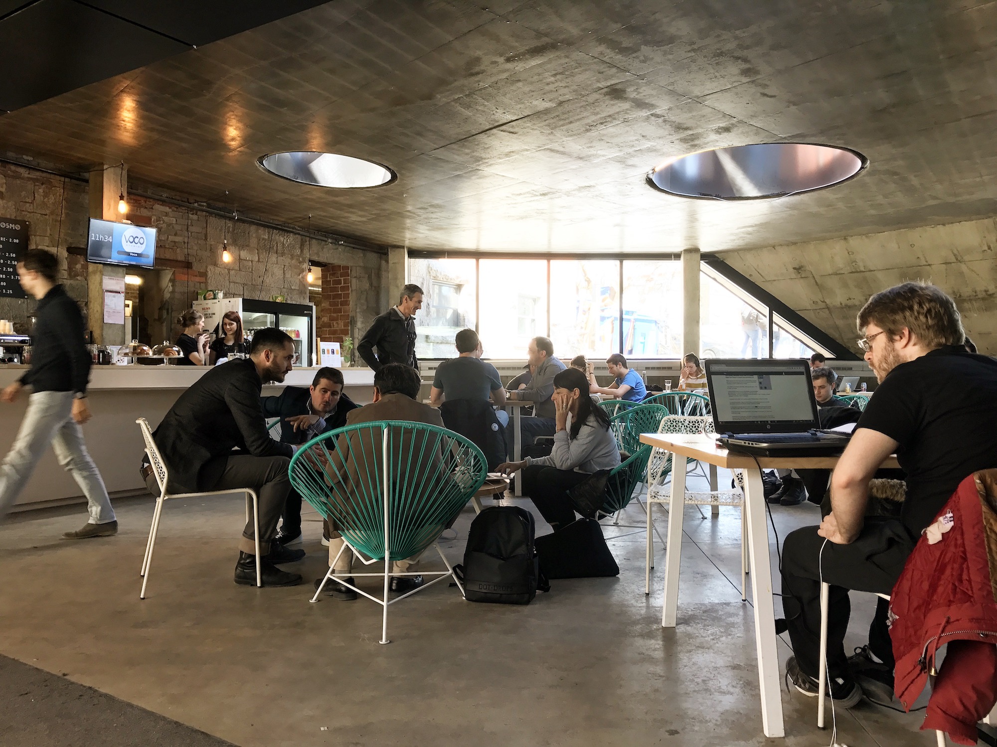 On trouve beaucoup de Café/Coworking au Québec, toujours dans une dynamique de plaisir du travail et d'échanges facilités. Ici le Café Osmo de la Notman House à Montréal (http://notman.org/fr/cafe-osmo/) 