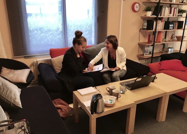 Jeanne Clais et Audrey Rivy en tant que testeuses au Centre de tests des produits Orange