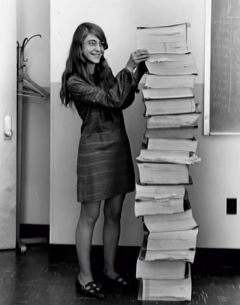 Margaret Hamilton avec le programme informatique qui a guidé l'atterrissage d'Apollo 11 sur la lune.