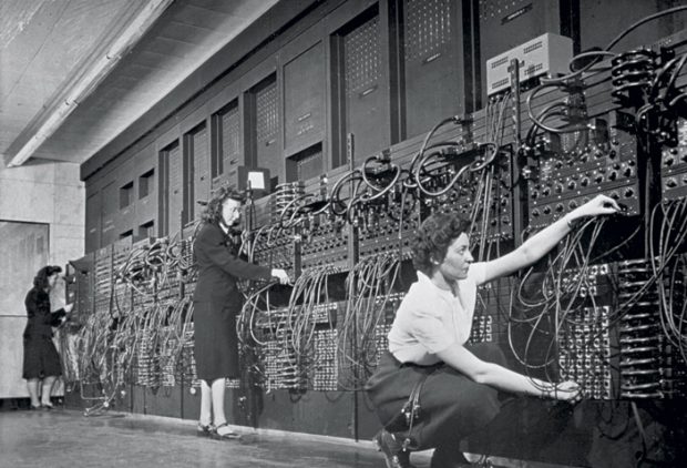 Les femmes d'ENIAC (Electronic Numerical Integrator And Computer) opèrent et programment le premier ordinateur général tout usage.