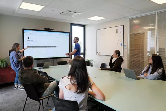 Chefs de projet présentant une matrice RACI