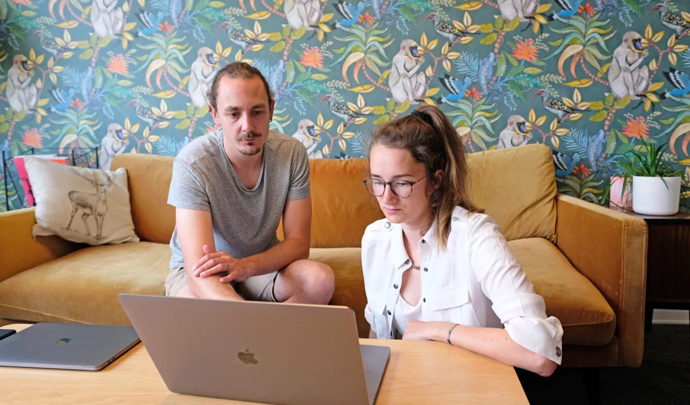 Manuel et Christina développeurs front-end échangent autour d'un projet