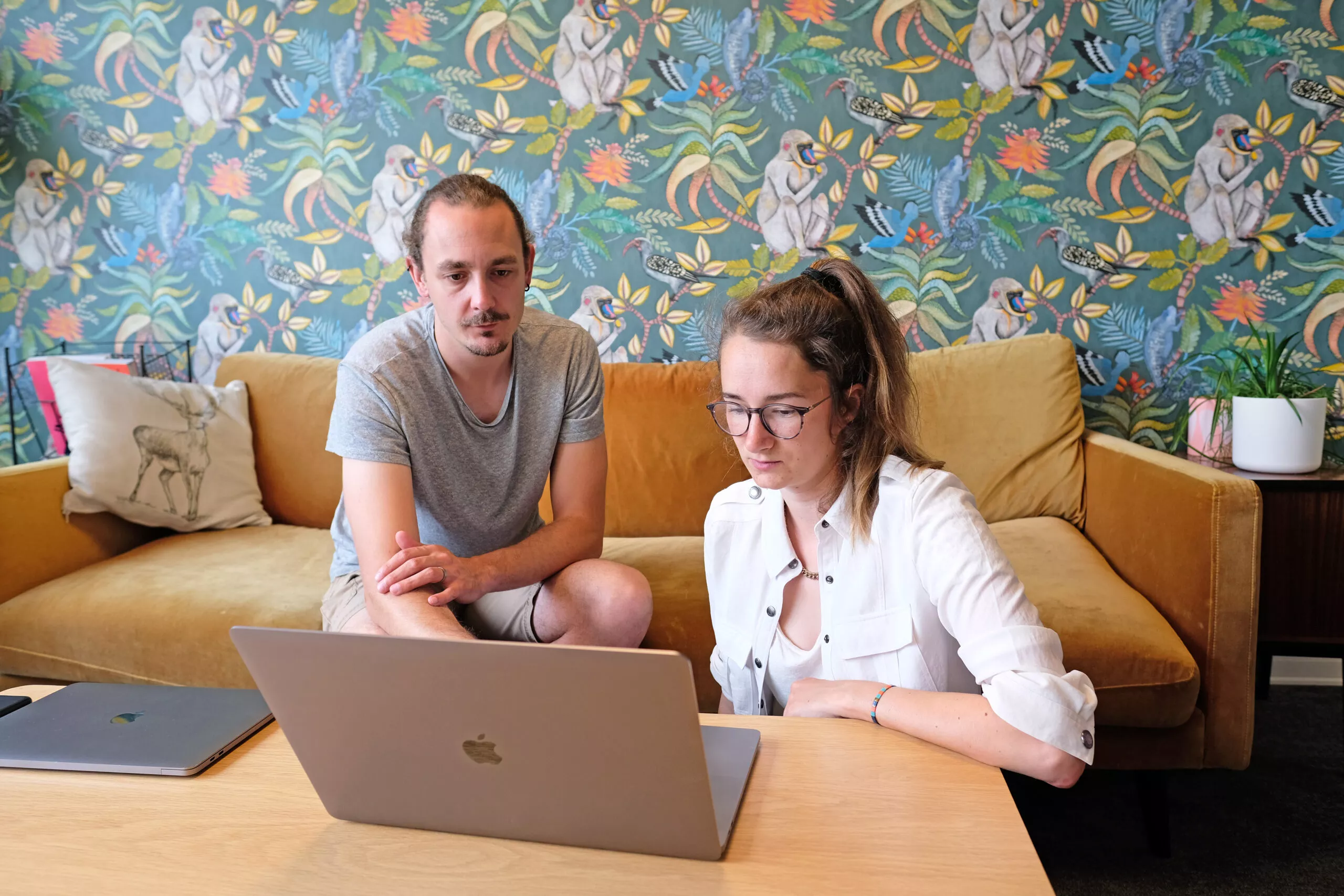 Manuel et Christina développeurs front-end échangent autour d'un projet