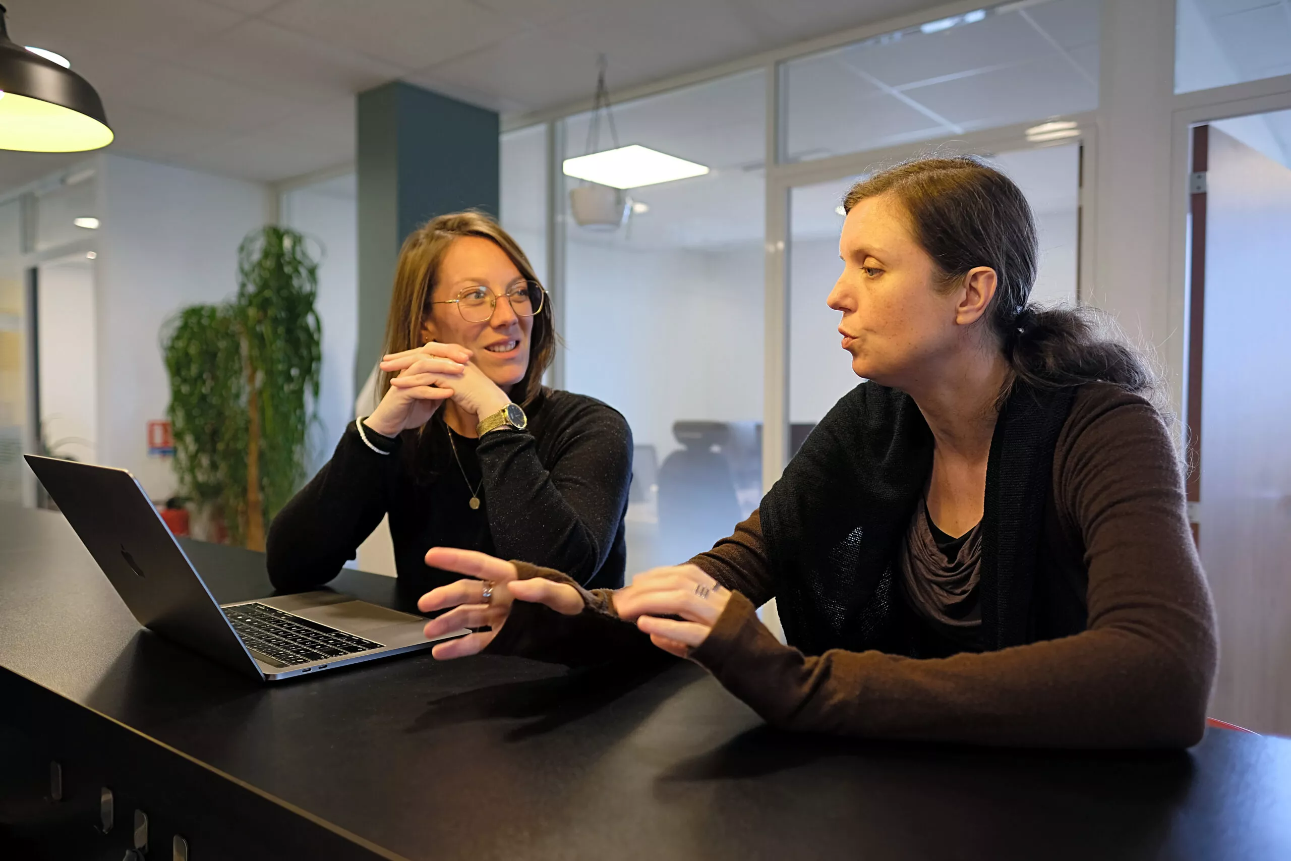 Sandrine et Anaïs discutent