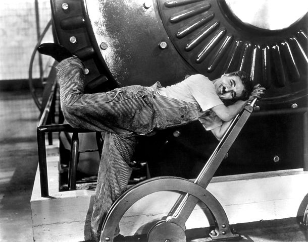 Charlie Chaplin dans Les Temps Modernes