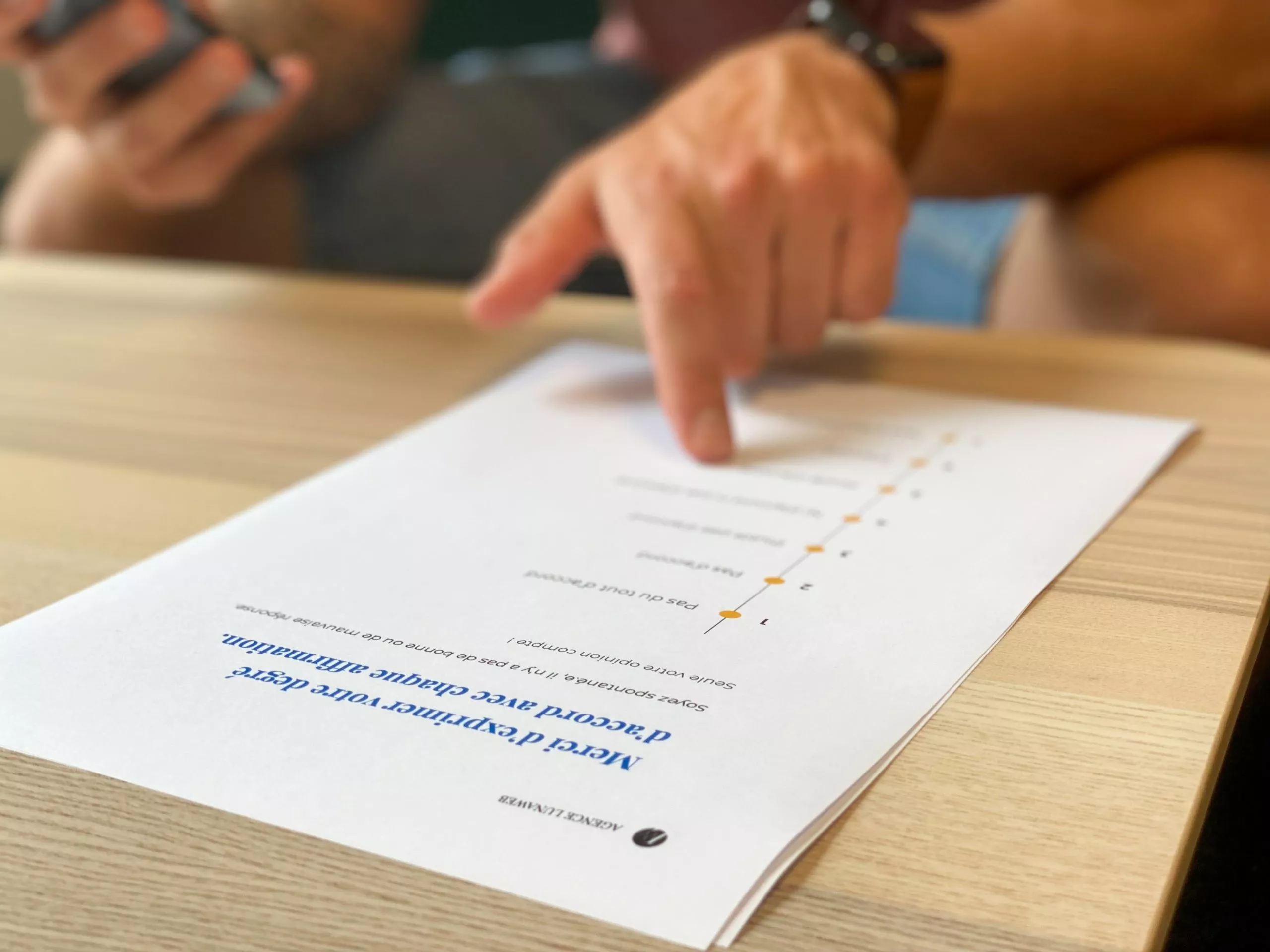 Photo d'une grille d'évaluation UX lors d'un entretien en présentiel