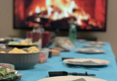 Repas d'équipe dans la salle de réunion sur fond d'écran géant de feu de cheminée