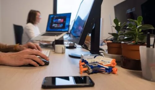 Bureau de Manuel et Anaïs avec un pistolet NERF chez LunaWeb