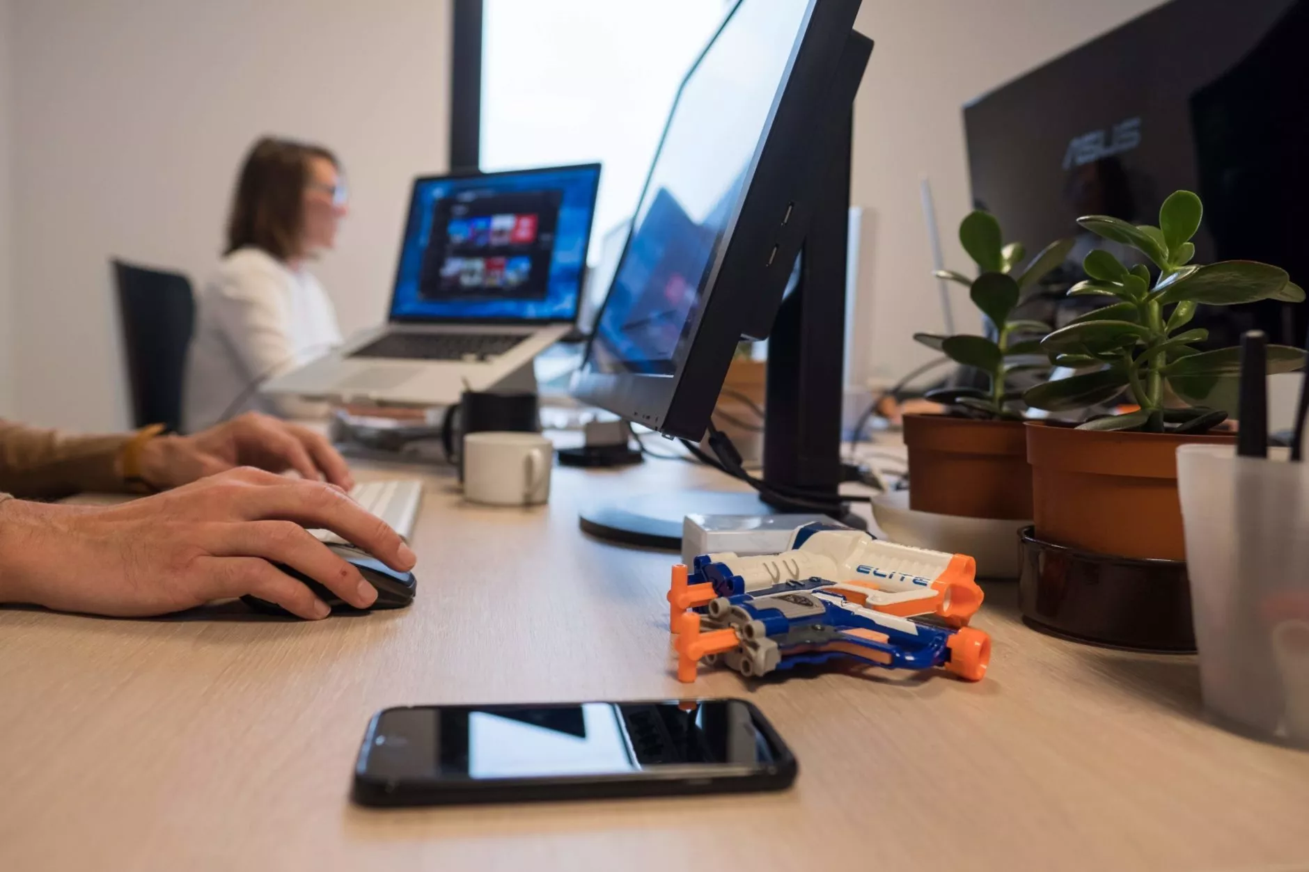 Bureau de Manuel et Anaïs avec un pistolet NERF chez LunaWeb