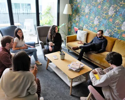 Salon de l'Agence LunaWeb où est réunie une partie de l'équipe pendant une pause