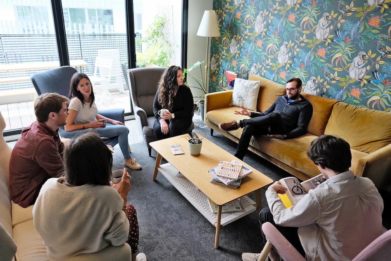 Salon de l'Agence LunaWeb où est réunie une partie de l'équipe pendant une pause