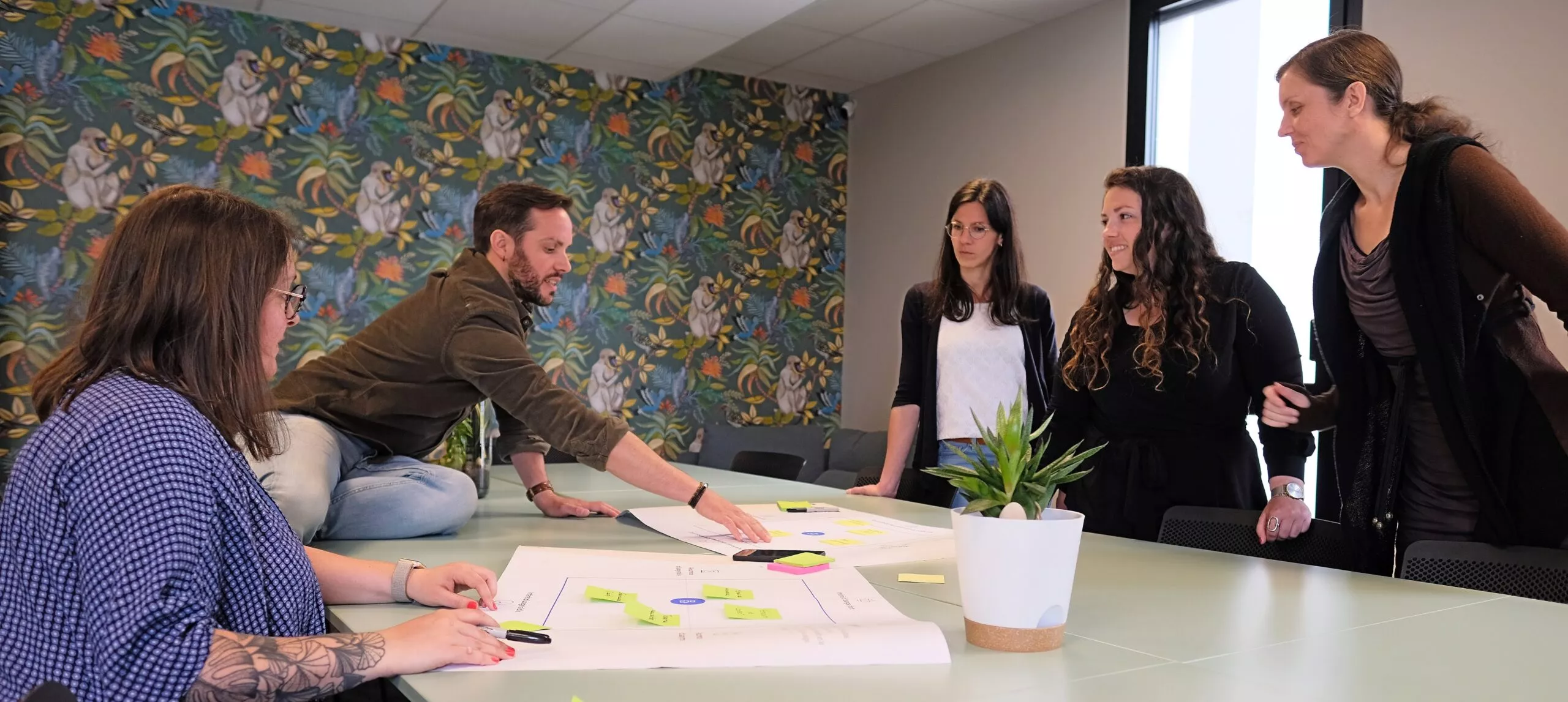 Atelier de design thinking à Rennes chez LunaWeb avec 5 personnes réunies autour d'une table