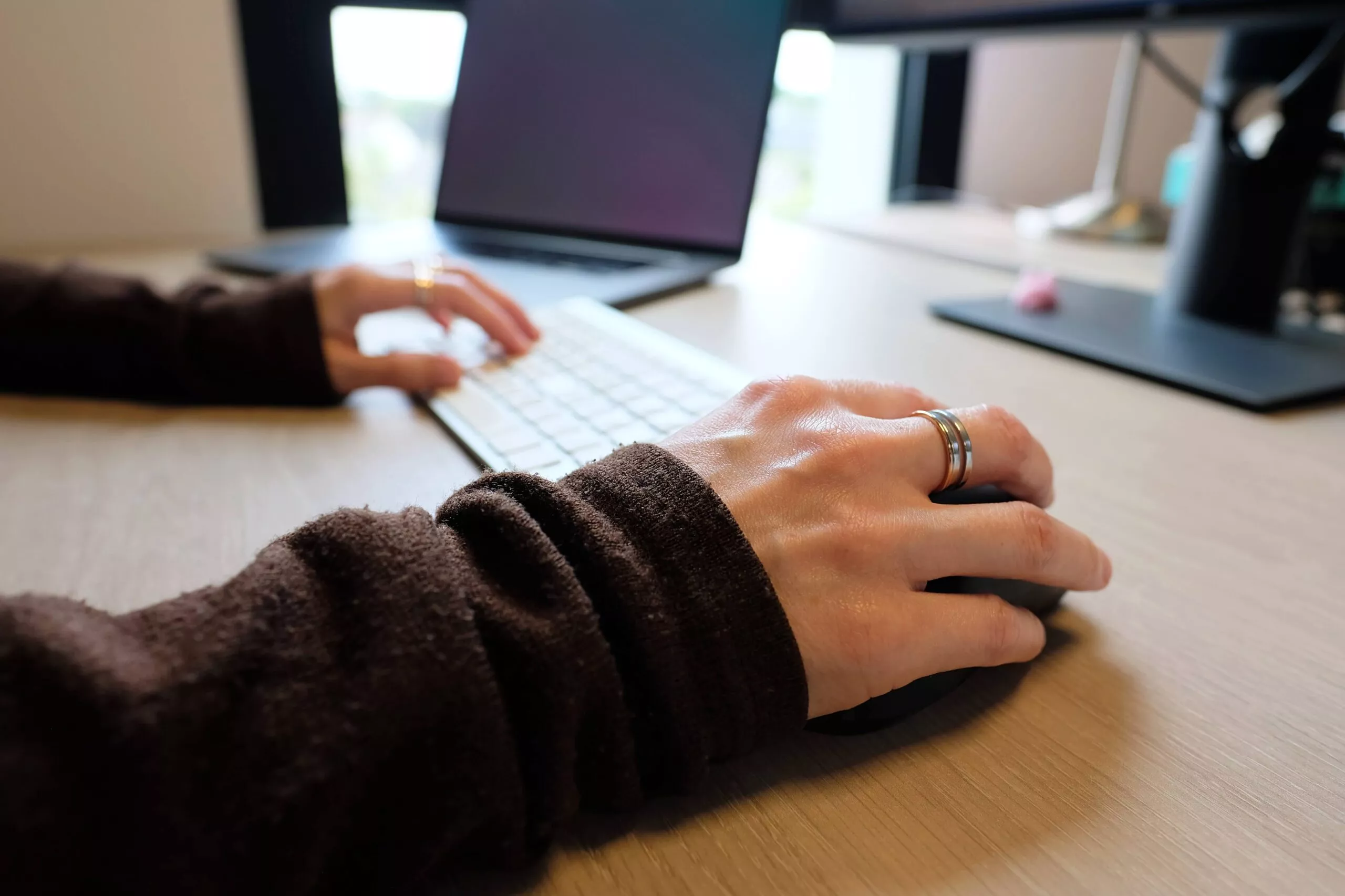 Mains posées sur une souris et un clavier chez LunaWeb à Rennes