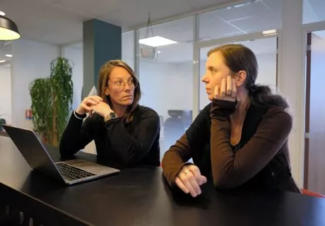 Sandrine et Anaïs en point pour discuter de tâches en développement back-end