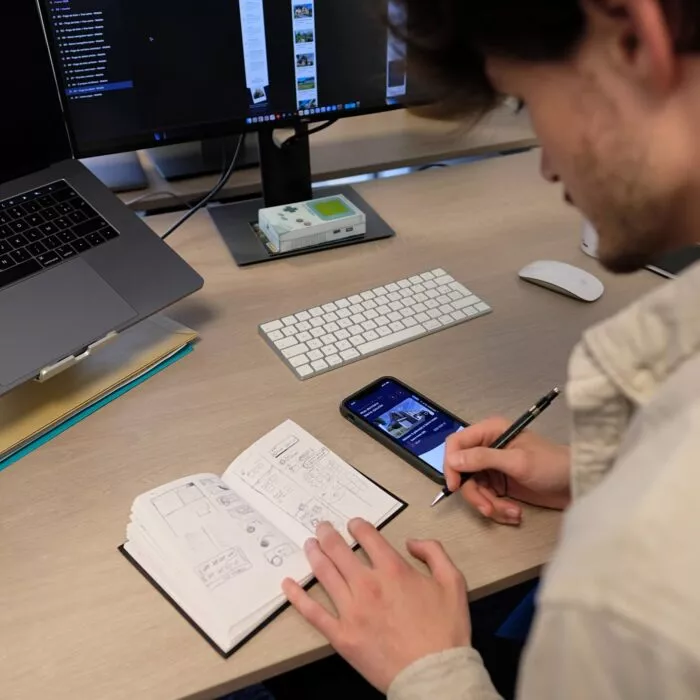 Yohan réalise sur papier le dessin d'une maquette mobile