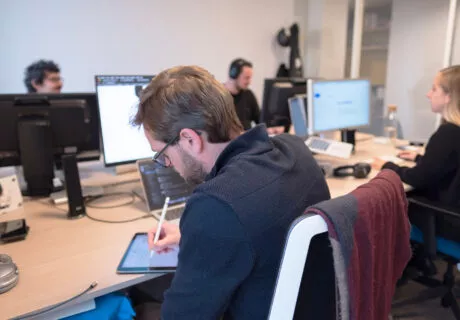 Guillaume avec ses co-équipiers de bureau de LunaWeb à Rennes