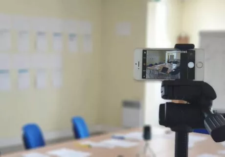 Préparation d'une salle de focus group à Rennes pour l'équipe UX Research de LunaWeb