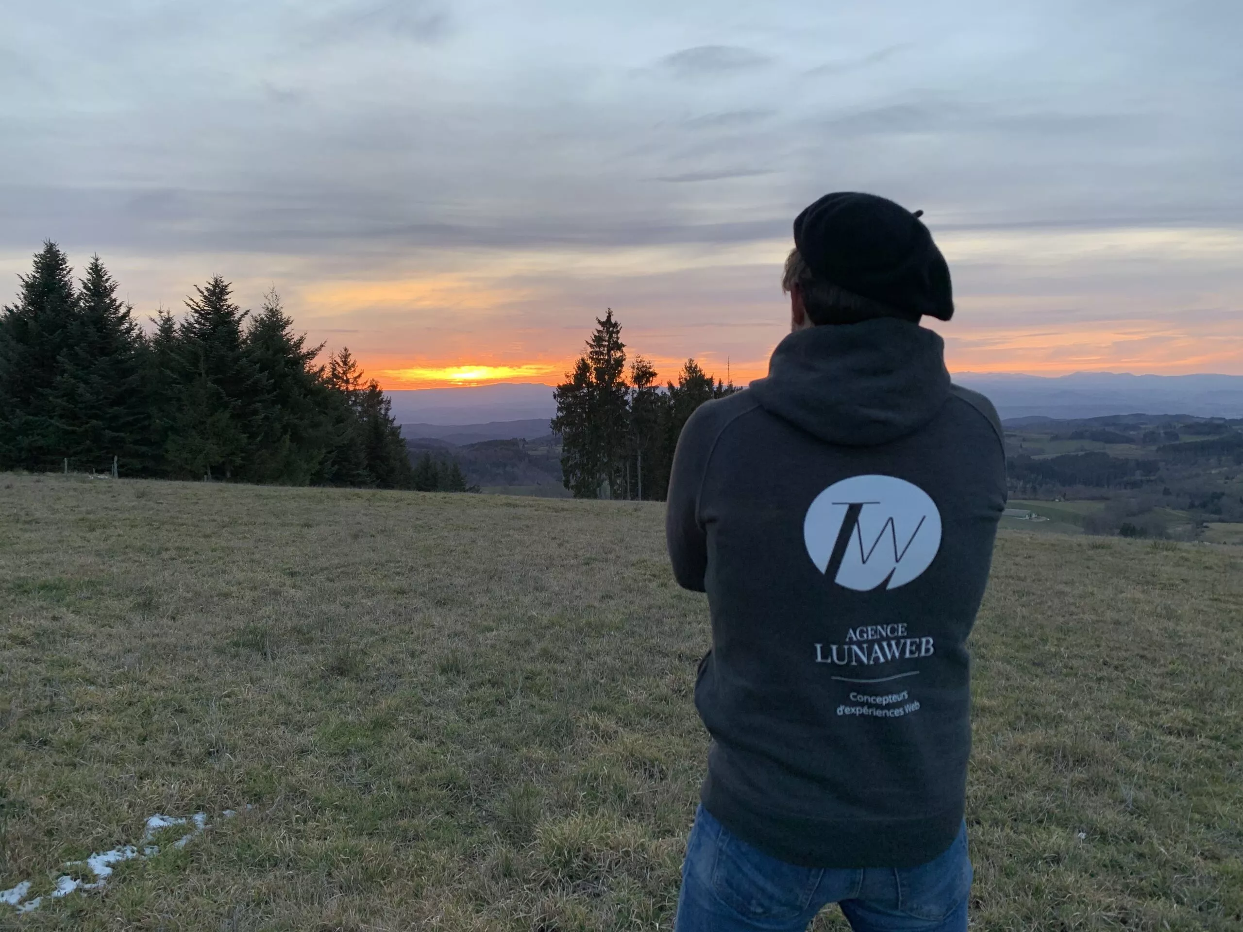 Nicolas de dos face au coucher de soleil lors du séminaire LunaWeb de 2020