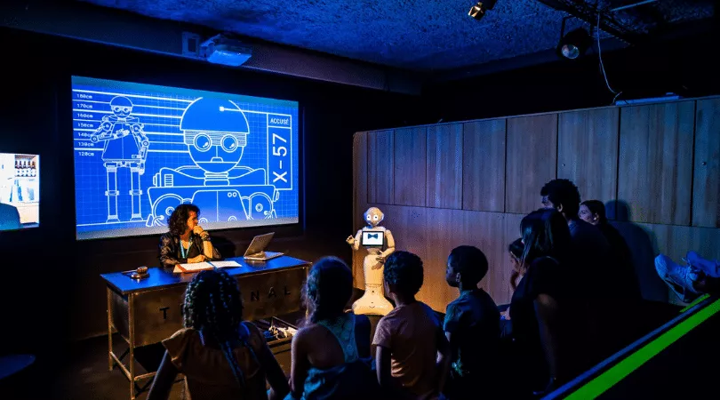 Robots Capscience, photo issue de https://quoifaireabordeaux.com/blog/une-grande-exposition-sur-les-robots-a-decouvrir-a-cap-sciences/