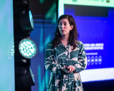 Eleni Beveratou sur une scène avec un micro