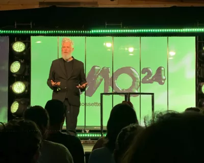 Miguel Aubouy sur une scène à Web à Québec qui parle devant un public