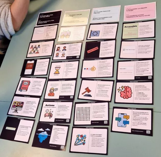 Lot de cartes du jeu étalées sur une table.